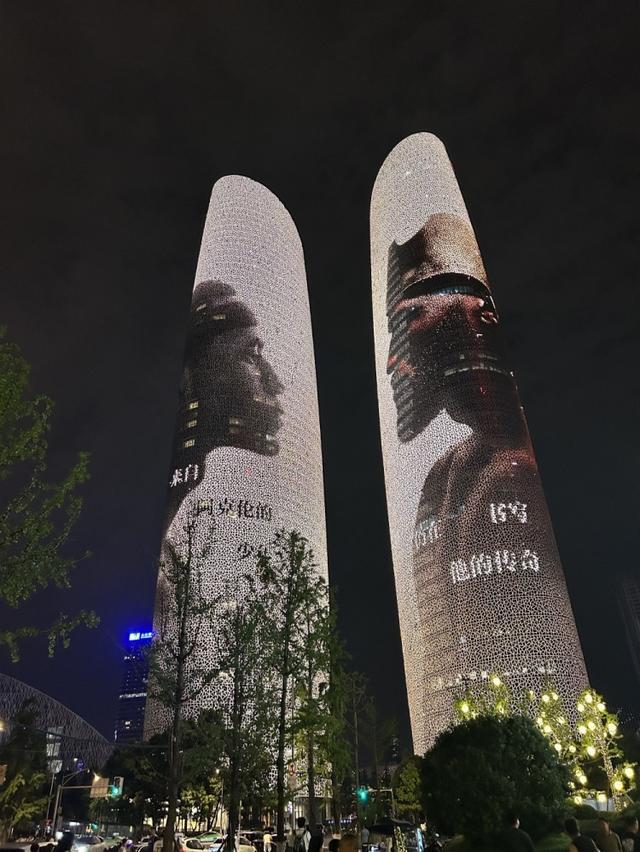 詹姆斯在结束成都站活动后 亲自来到成都双子塔前合影留念